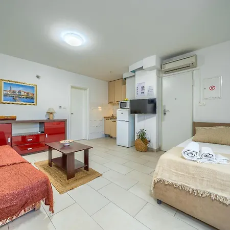 A Comfortable W Balcony 4 Min Walk To Split