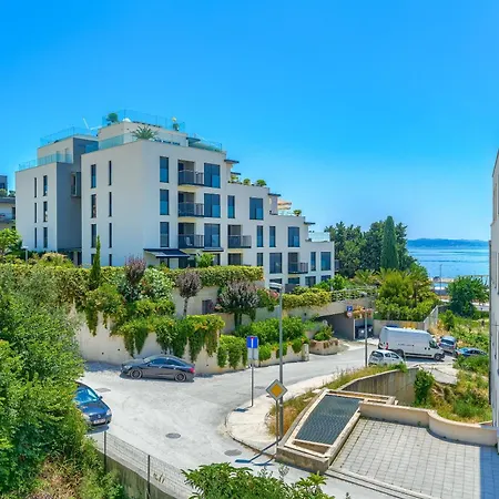 Appartamento A Comfortable W Balcony 4 Min Walk To *