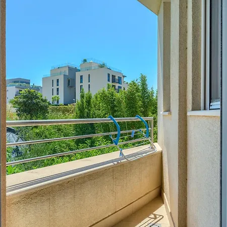 A Comfortable W Balcony 4 Min Walk To Split