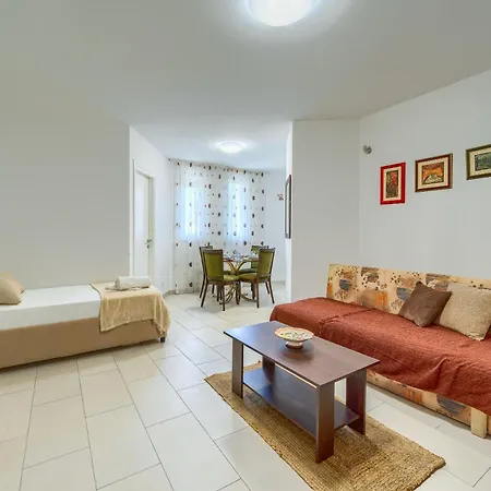 A Comfortable W Balcony 4 Min Walk To * Split