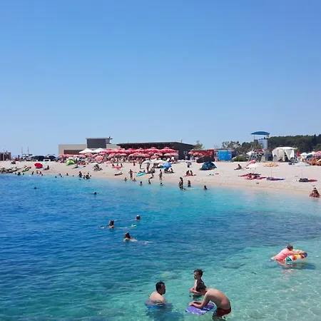A Comfortable W Balcony 4 Min Walk To * Split
