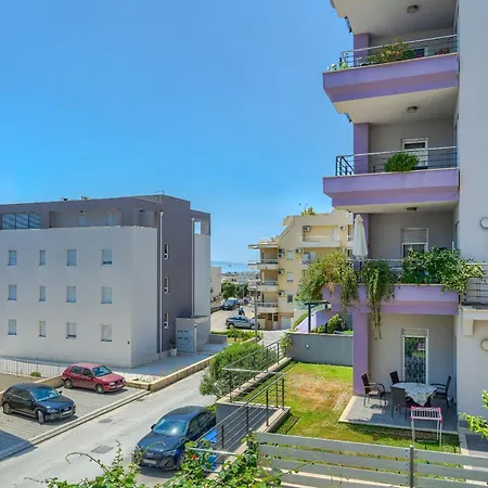A Comfortable W Balcony 4 Min Walk To * Split