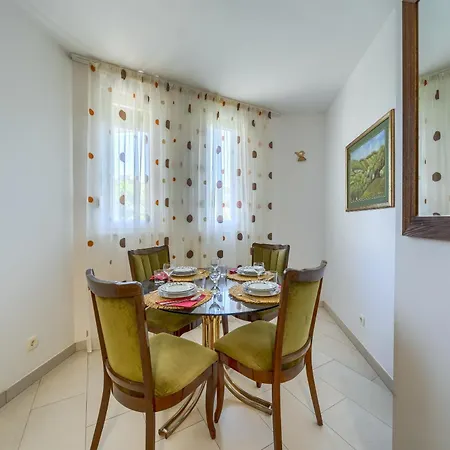 A Comfortable W Balcony 4 Min Walk To * Split