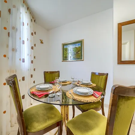 Daire A Comfortable W Balcony 4 Min Walk To Split
