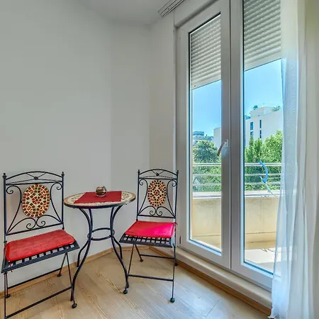A Comfortable W Balcony 4 Min Walk To