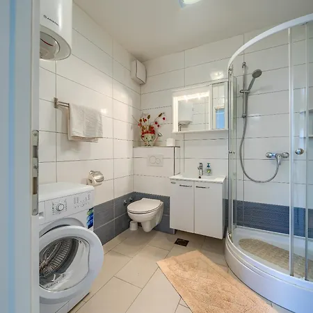 A Comfortable W Balcony 4 Min Walk To Daire Split