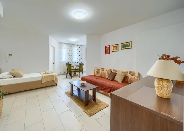 A Comfortable W Balcony 4 Min Walk To Apartment *