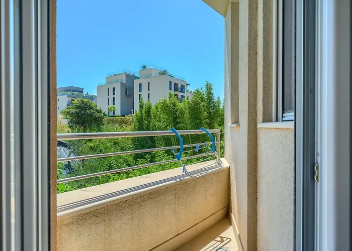 A Comfortable W Balcony 4 Min Walk To Split