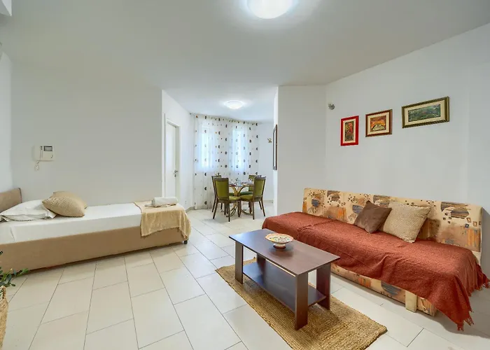 A Comfortable W Balcony 4 Min Walk To * Split