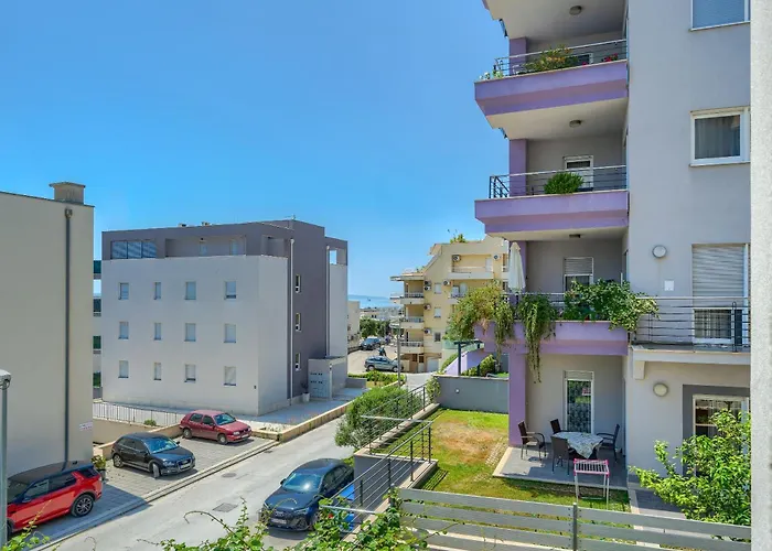 A Comfortable W Balcony 4 Min Walk To * Split