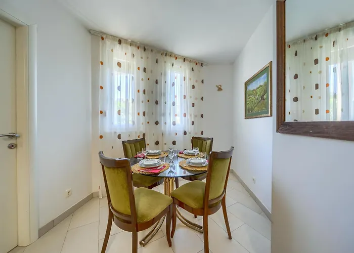 A Comfortable W Balcony 4 Min Walk To * Split
