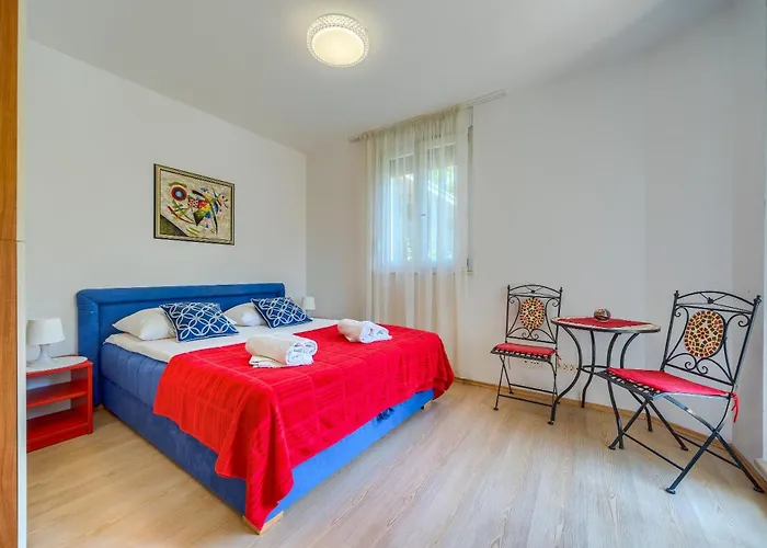 A Comfortable W Balcony 4 Min Walk To Apartment Split