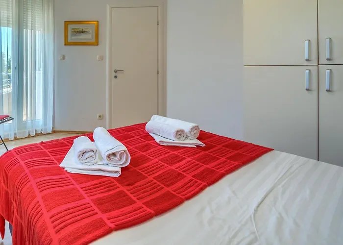 Apartment A Comfortable W Balcony 4 Min Walk To *