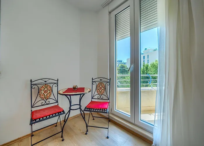 A Comfortable W Balcony 4 Min Walk To