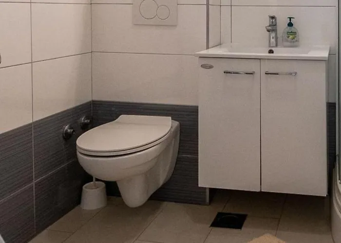 A Comfortable W Balcony 4 Min Walk To Apartment Split